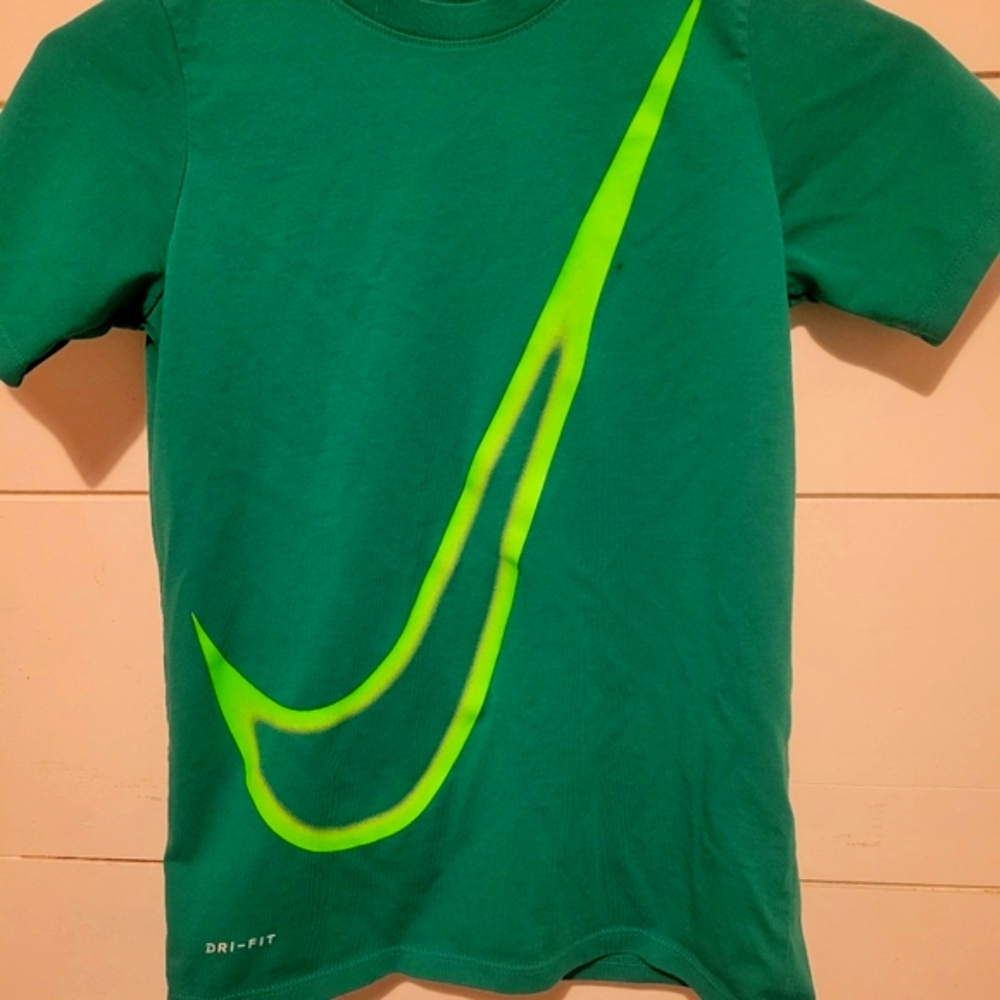 Boys Nike tee size small 8/10.